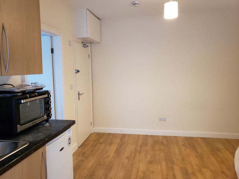 'Benefits Accepted SelfContained Studio Flat NW11' Room to Rent from