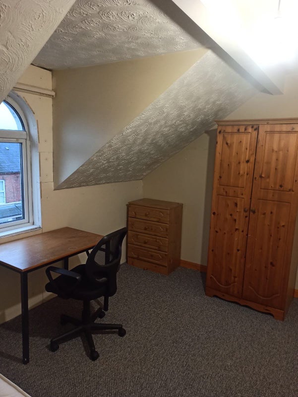 'Spacious Double Room immediately available in BT9' Room to Rent from