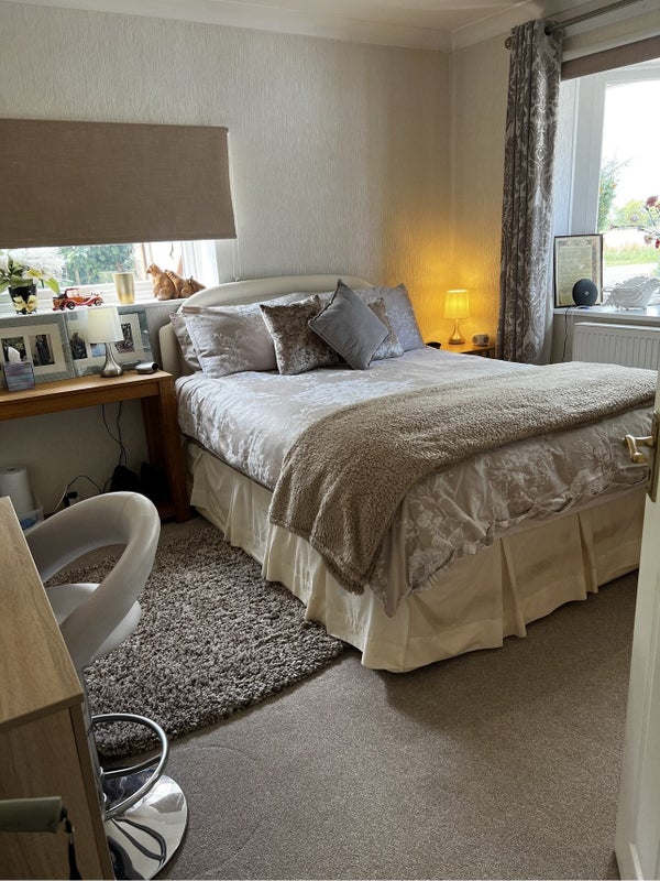 Photo 1: Bedroom