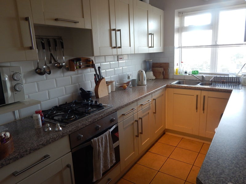 'Homely flat with 2 double beds near Hove station' Room to Rent from