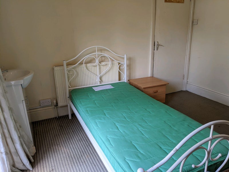 'Farnborough room for rent in shared house' Room to Rent from SpareRoom