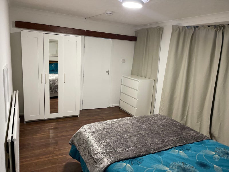 'Massive Double Room 900 Barking Bills Inc' Room to Rent from SpareRoom
