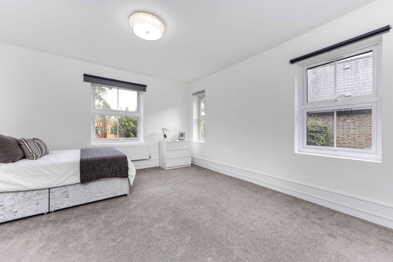 'Large Bright Room in Ealing Broadway Modern Home' Room to Rent from