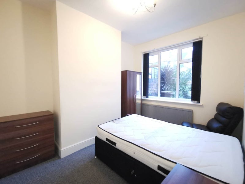 'Spacious double room in Castleford house share ' Room to Rent from SpareRoom