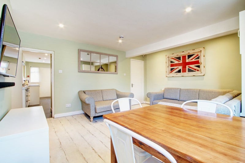 'Modern 8 bedroom house central Hyde Park' Room to Rent from SpareRoom
