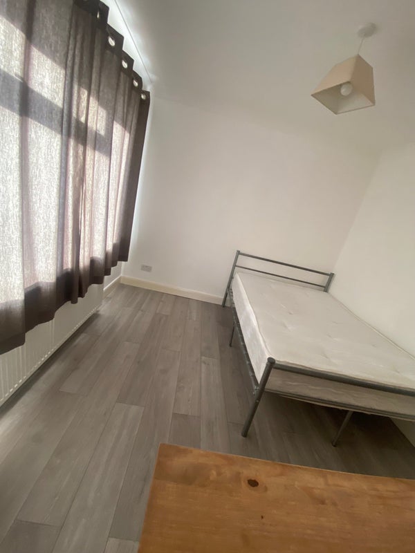 'Two Spare Double Room In Surbiton ' Room to Rent from SpareRoom