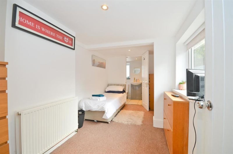 'Single ensuite room in Central Newport ' Room to Rent from SpareRoom
