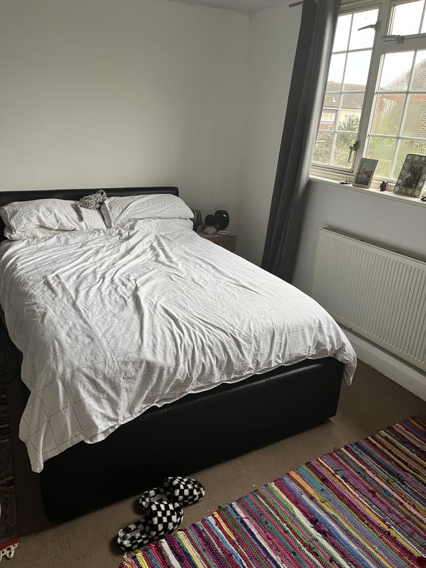 Photo 1: Double bedroom