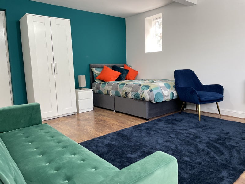 'Professional studio flat with all bills included ' Room to Rent from