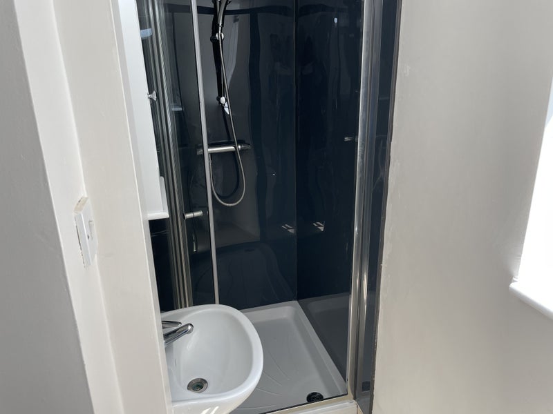 'Professional studio flat with all bills included ' Room to Rent from