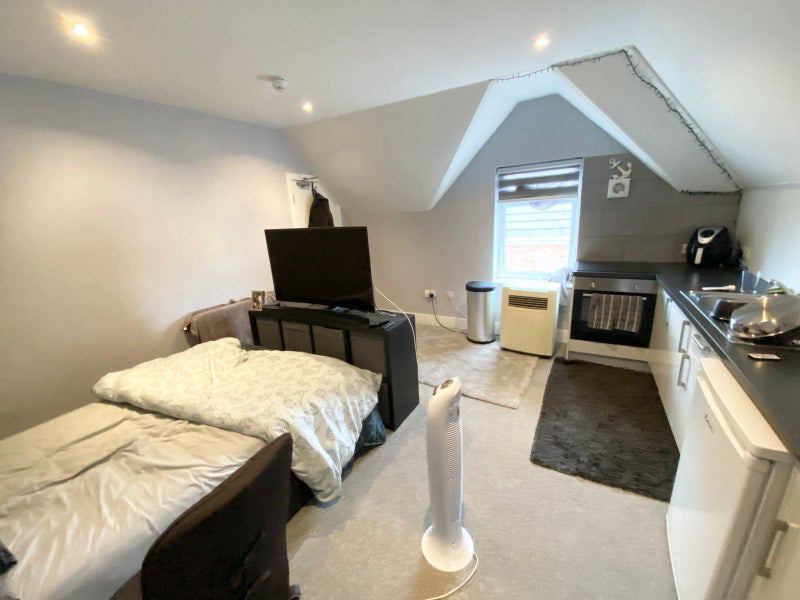 'Mid sized unfurnished studio, all bills included ' Room to Rent from