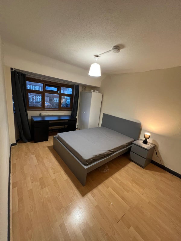'Furnished Room In Chigwell, IG7 (Room 5)' Room to Rent from SpareRoom