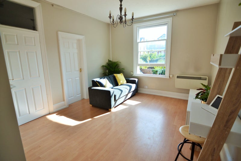 'Spacious 1 bed flat with parking ' Room to Rent from SpareRoom