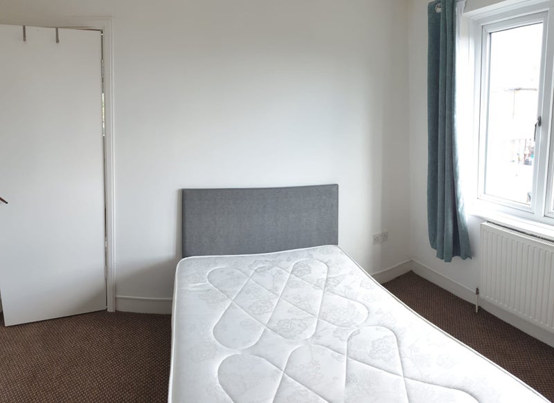 'Room in a Shared House, Romford RM7 ' Room to Rent from SpareRoom
