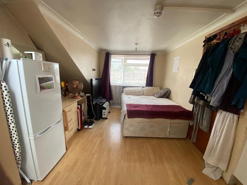 'Loft Studio 1 min to Hounslow Central' Room to Rent from SpareRoom