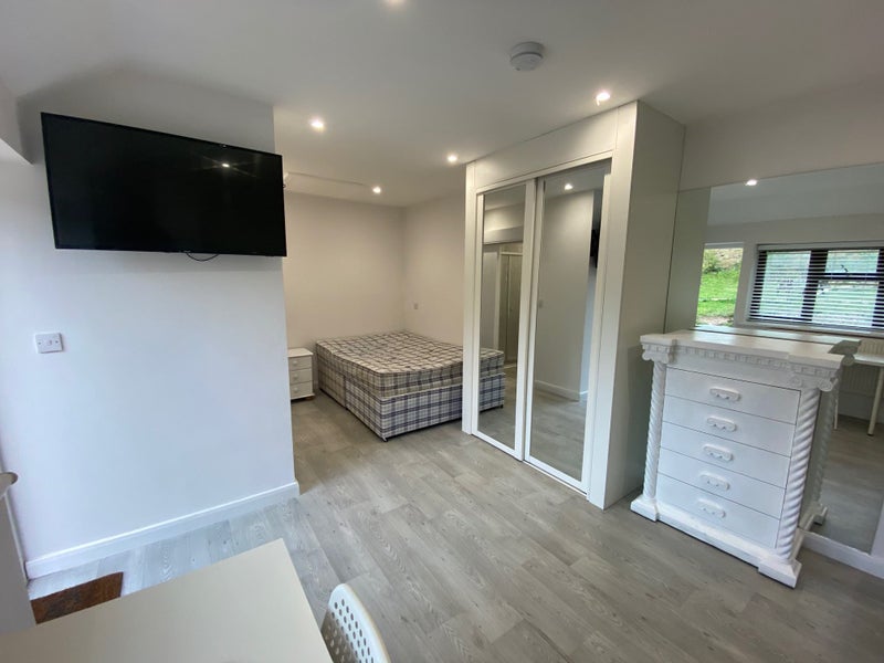 'Cranfield Village Studio ensuite & kitchen MK430BJ' Room to Rent from