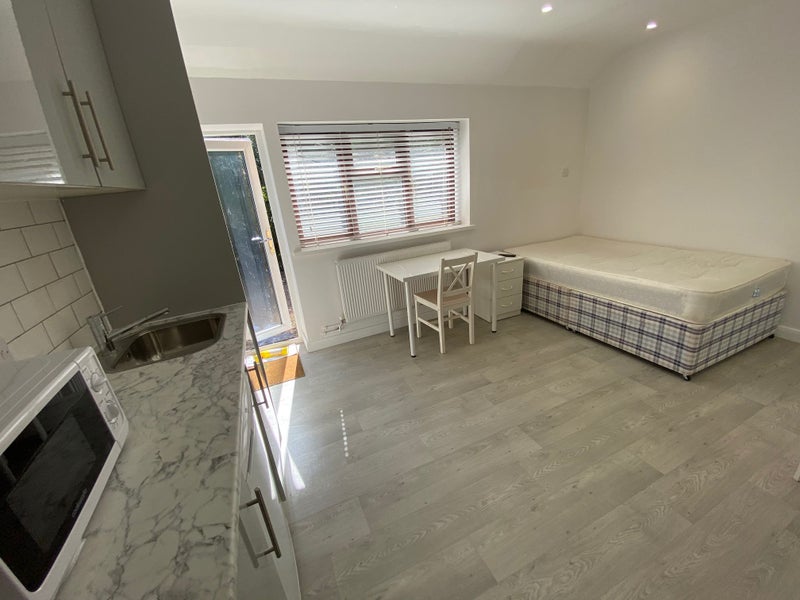 'Cranfield Village Studio ensuite & kitchen MK430BJ' Room to Rent from