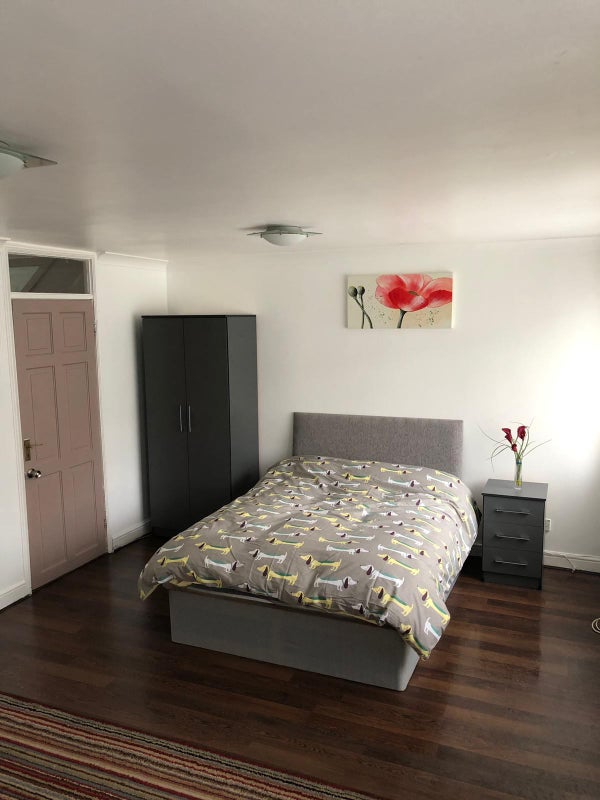 'Large Room With Garden Woking Town Centre' Room to Rent from SpareRoom