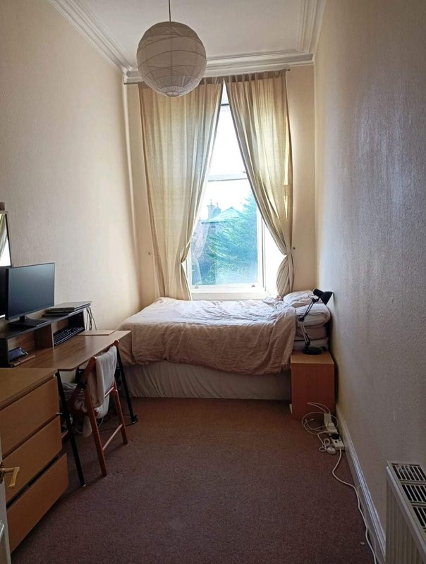 'Cosy double room in spacious 4bedroom flat' Room to Rent from SpareRoom