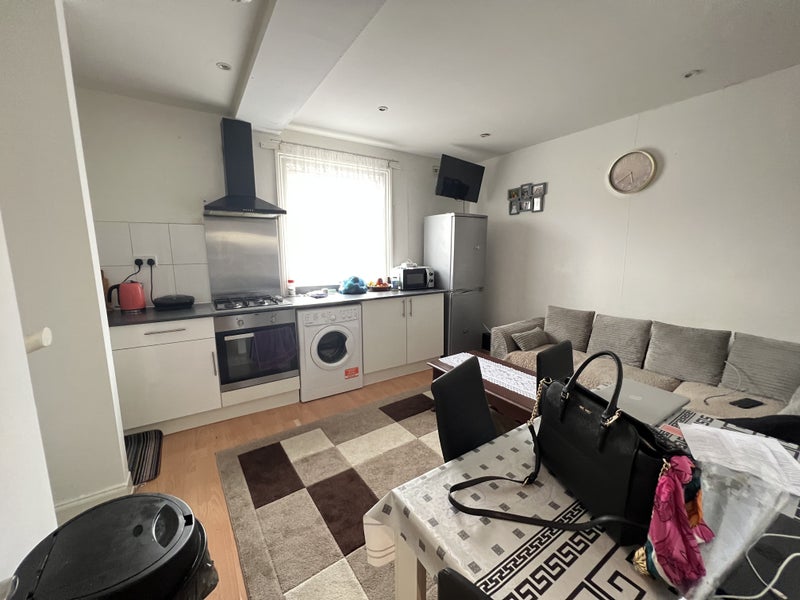 '2 Double Bed Beautiful Flat, Victoria Park, Zone 2' Room to Rent from