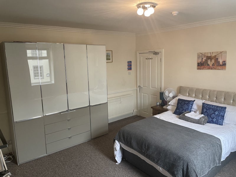 Photo 1: Large double en-suite flat screen tv