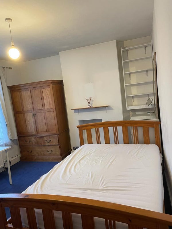 'Double room next to Crofton park Station' Room to Rent from SpareRoom