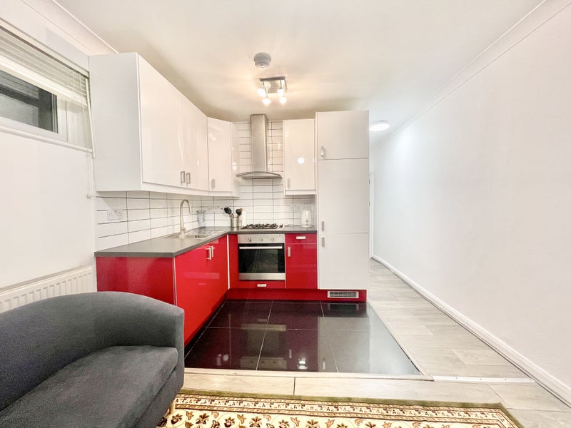'All bills included 2 Bedroom flat in EN5' Room to Rent from