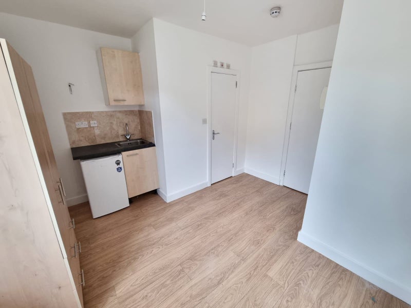 'DSS Studio Flat Available Plumstead Woolwich SE2' Room to Rent from