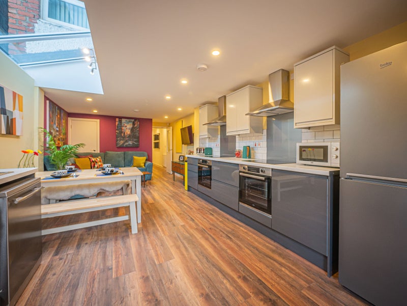 Photo 1: Lounge / kitchen 