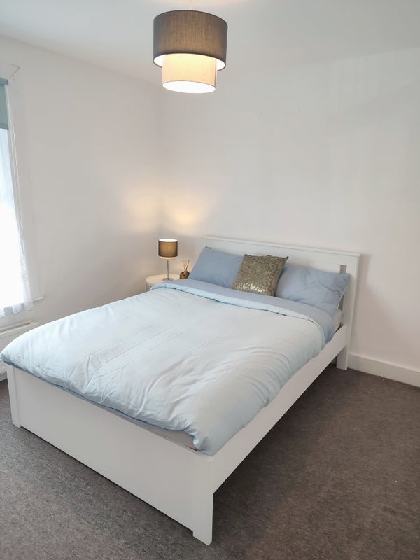 Photo 1: The advertised bedroom 