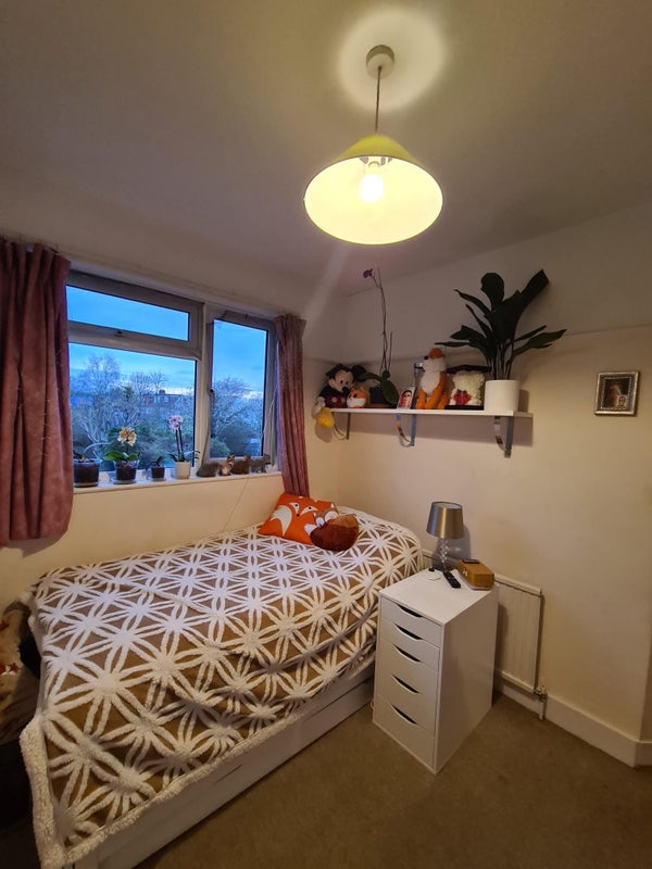 'Double Room in Wimbledon/Morden with Huge Garden ' Room to Rent from