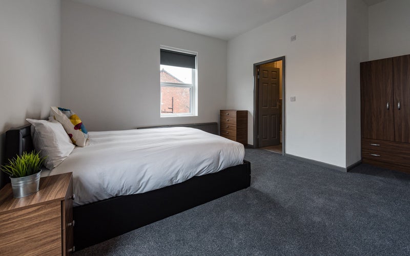 Photo 1: Huge Double Ensuite room £750 pcm - AVAILABLE 12th September