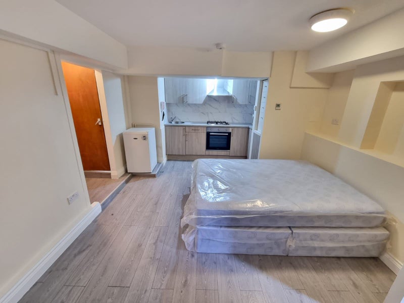'DSS SelfContained Studio Flat in EN4' Room to Rent from