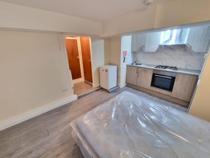 'DSS SelfContained Studio Flat in EN4' Room to Rent from