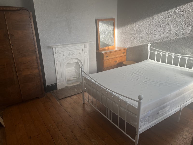 '**HUGE doubles in detached house in Whyteleafe**' Room to Rent from