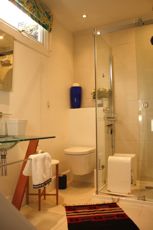 Photo 4: Guest bathroom