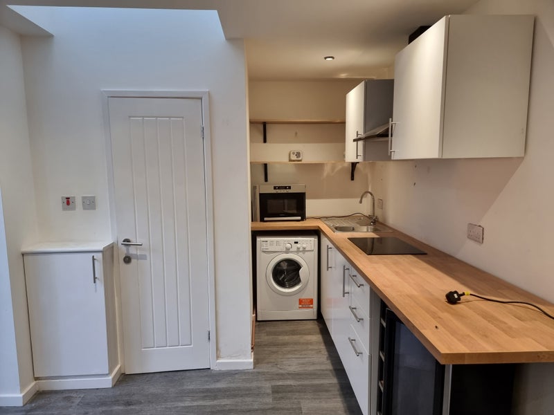 Photo 1: Kitchen with hob and exhaust
