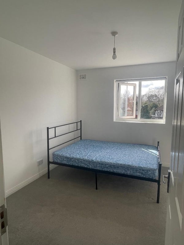 '1 Double Bedroom in Raynes Park' Room to Rent from SpareRoom