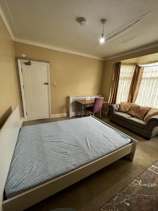 'Double bedroom in a shared house ' Room to Rent from SpareRoom