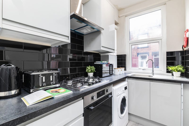 '2 Rooms To Let In Share House Located In Hyde Park' Room to Rent from