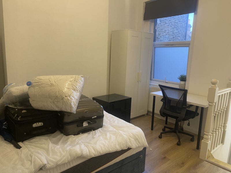 'CLAPHAM studio Flat all bills included, £1600' Room to Rent from SpareRoom