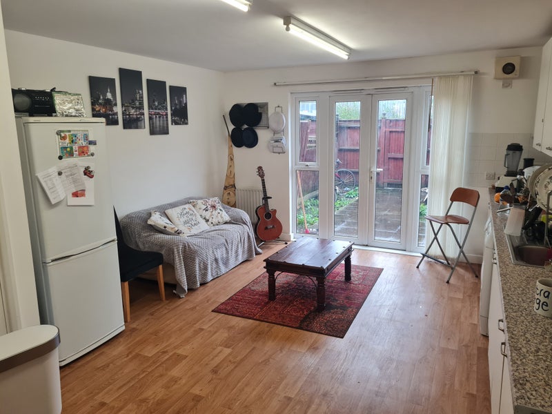 Photo 1: Kitchen/Lounge