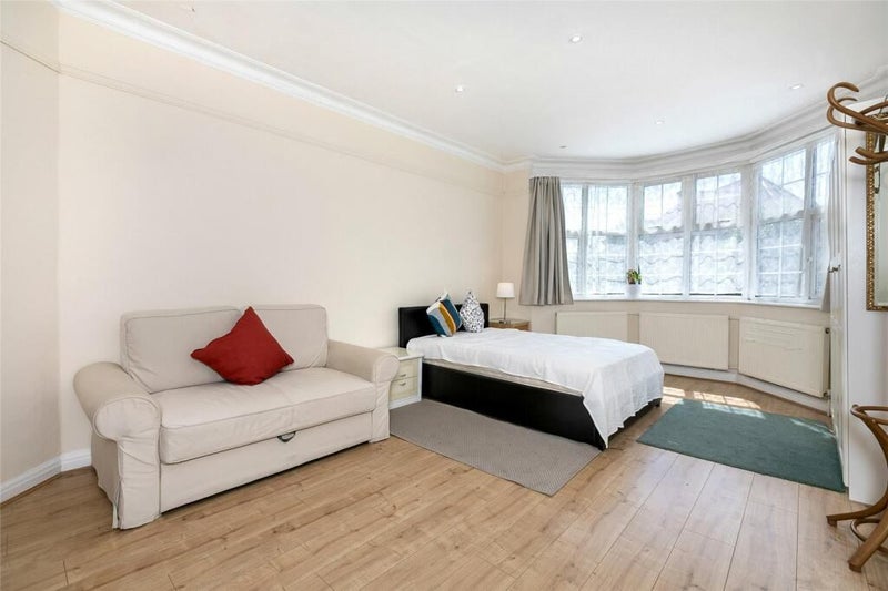 'Fabulous Studio Flat In Golders Green' Room to Rent from SpareRoom
