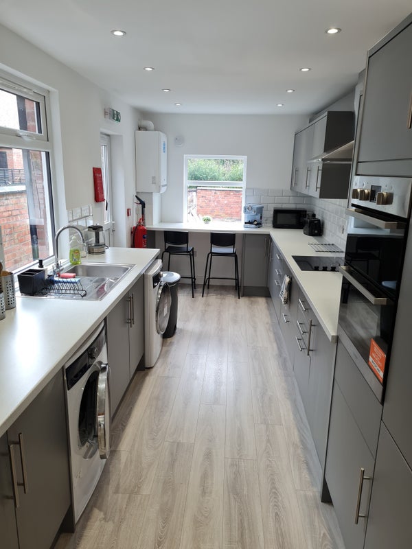 Photo 1: Kitchen