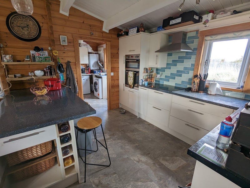 Photo 4: Kitchen