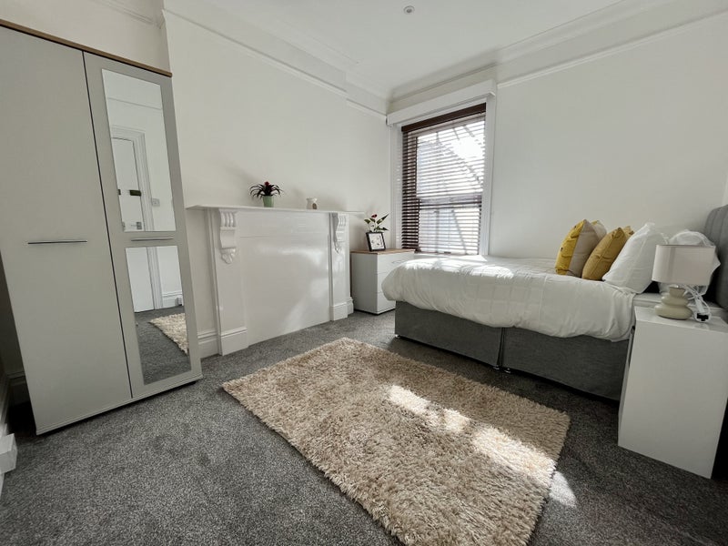 Photo 1: Room 2 (available)