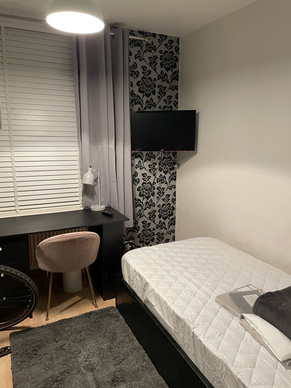 Photo 1: Single Bedroom