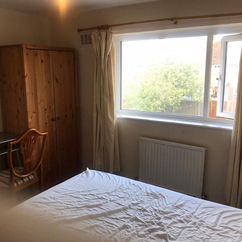 'Double Rooms for Couple Crawley RH10 8BW' Room to Rent from SpareRoom