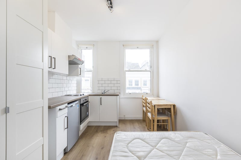 'Wonderful Studio Earls Court (Inc ..Bills)' Room to Rent from SpareRoom