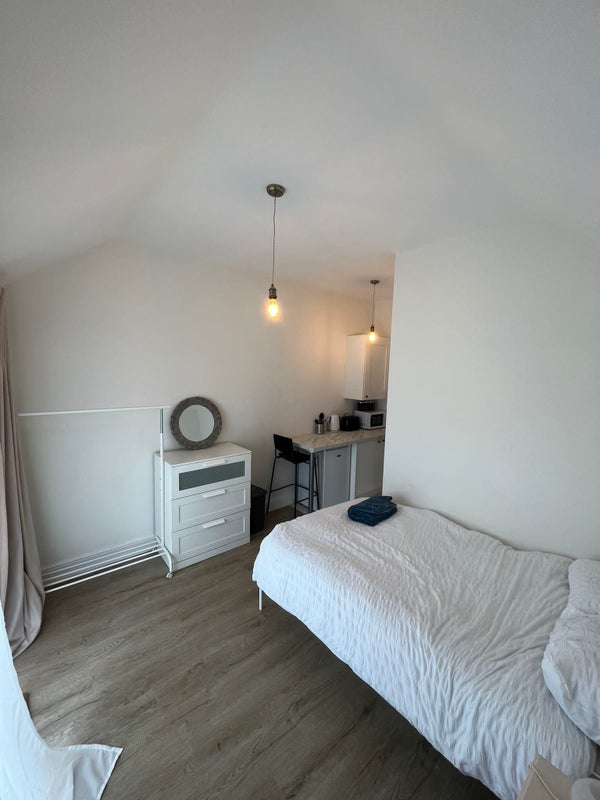 Photo 1: Bedroom